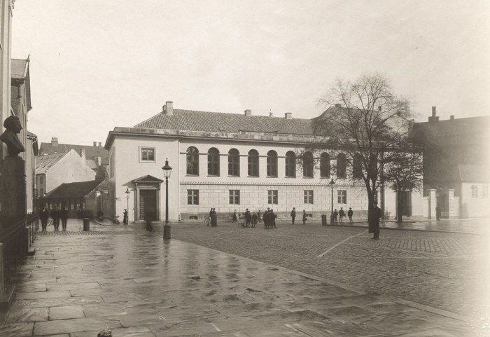 Metropolitanskolen set fra Frue Plads ca. 1905. Foto: Johannes Hauerslev. www.kbhbilleder.dk